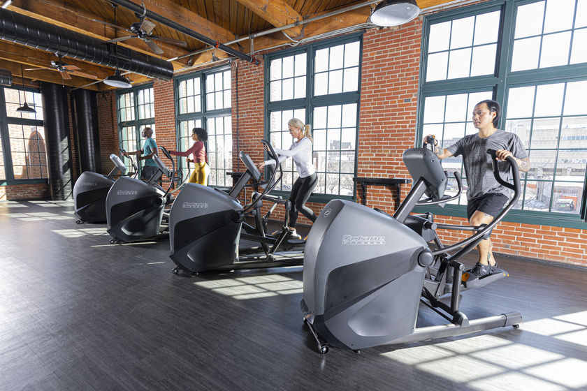 Grupo de personas haciendo ejercicio en las máquinas de Octane Fitness
