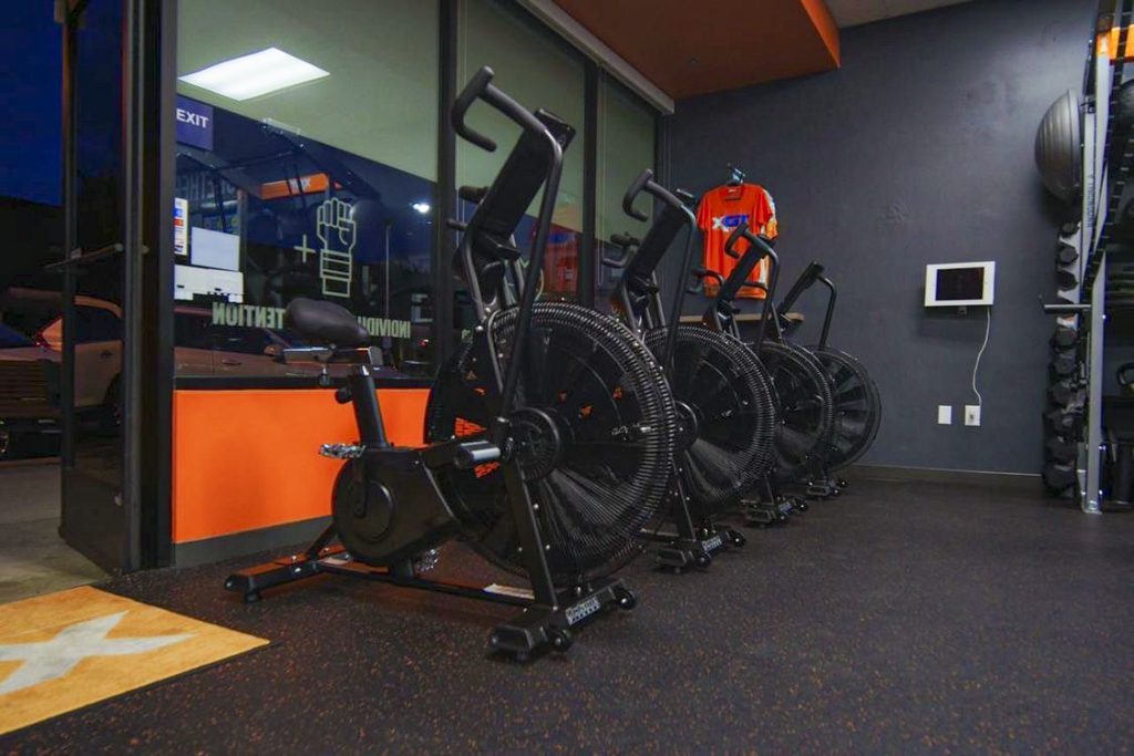 Gewerbliche Trainingsgeräte in einem Fitnessstudio.